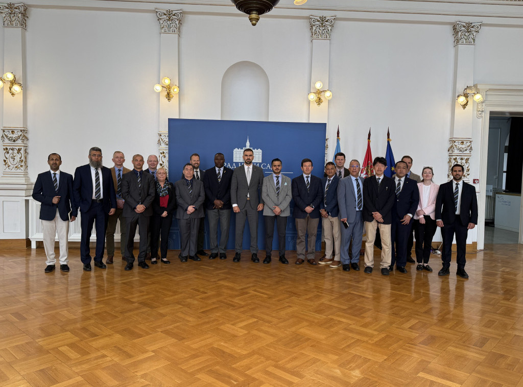 Mićin sa polaznicima Kraljevskog koledža iz Londona o glavnim karakteristikama Novog Sada