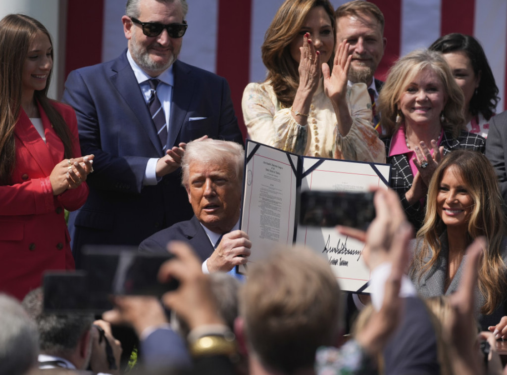Tramp sa suprugom Melanijom potpisao Zakon o uklanjanju sadržaja