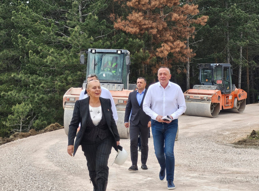 Aleksandra Sofronijević obišla radove na putevima u Kosjeriću: Radimo puteve u celoj Srbiji