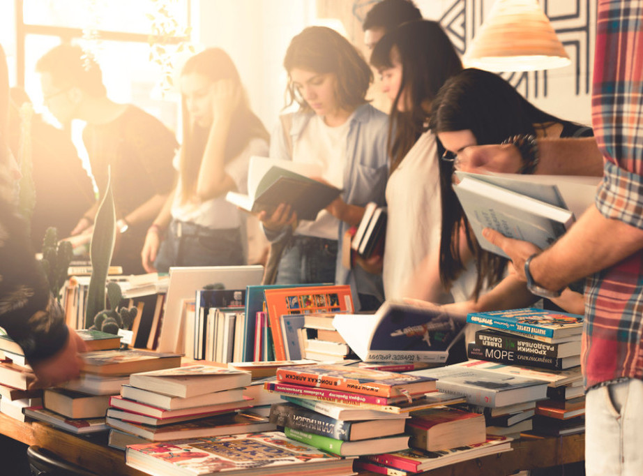 Anketa: Većina Rusa voli da čita, najčešće biraju beletristriku