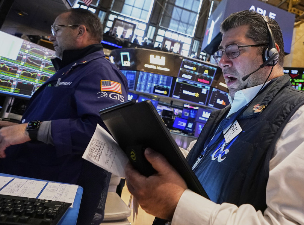 Američki berzanski indeksi pali zbog novih Trampovih pretnji carinama Eplu i EU