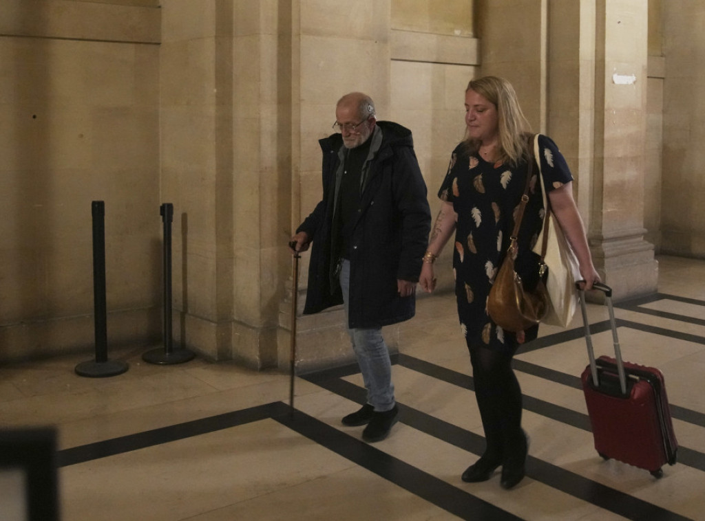 Sud u Parizu osudio osam osoba za pljačku Kim Kardašijan 2016. godine