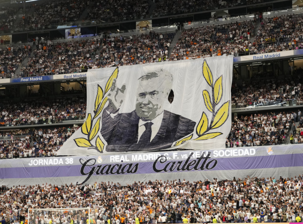 Navijači Reala velikim transparentima ispratili Anćelotija i Modrića iz kluba