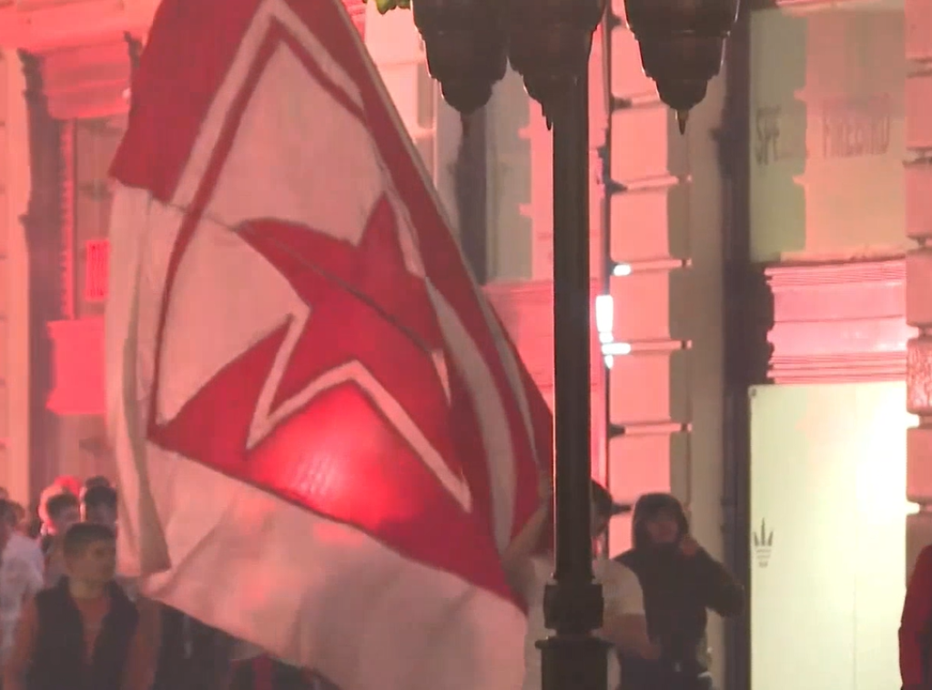 Navijači i fudbaleri Zvezde proslavili titulu kod "Pobednika" na Kalemegdanu