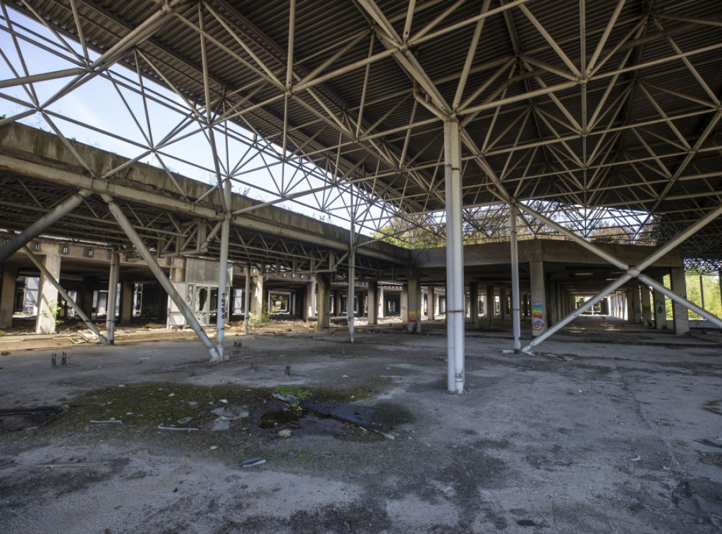 Deo vatrogasaca povučen, radi se na sanaciji požarišta u zagrebačkom naselju Blato