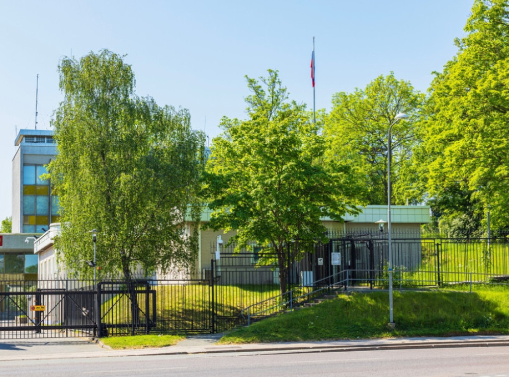 Na rusku ambasadu u Švedskoj iz drona bačena posuda sa bojom