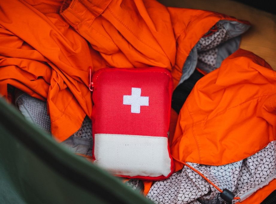 Teška saobraćajna nesreća kod skretanja za Ostružnicu, tri osobe povređene