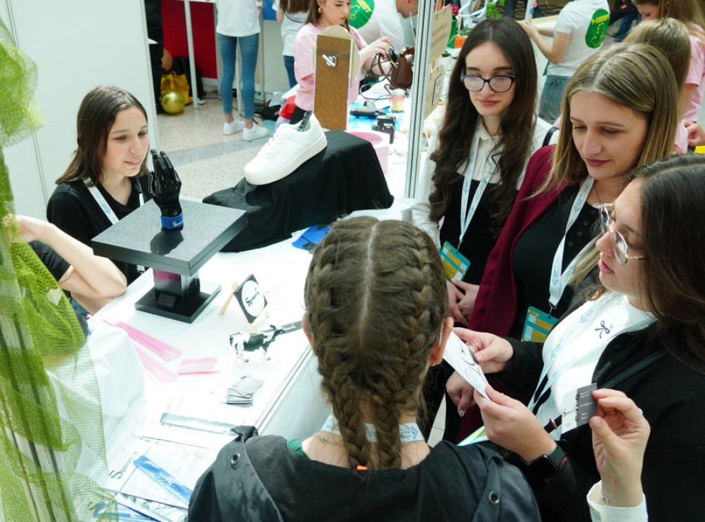 U finalu takmičenja učeničkih kompanija predstavilo se 20 najboljih timova iz Srbije