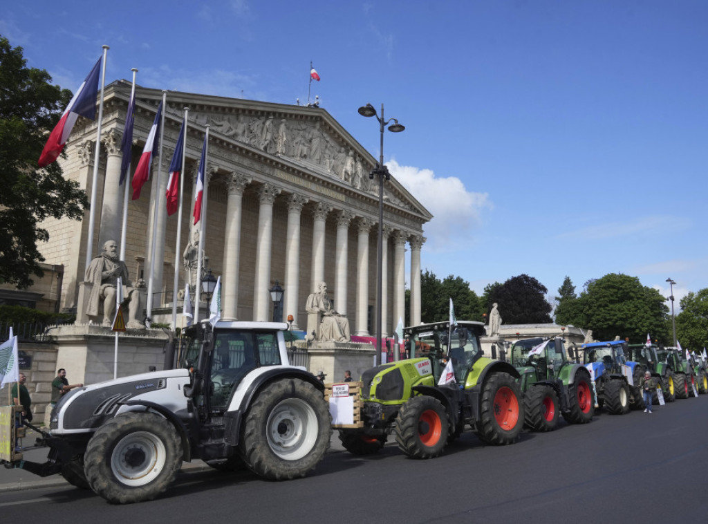 Poljoprivrednici parkirali traktore isped sukpštine, blokade širom Francuske