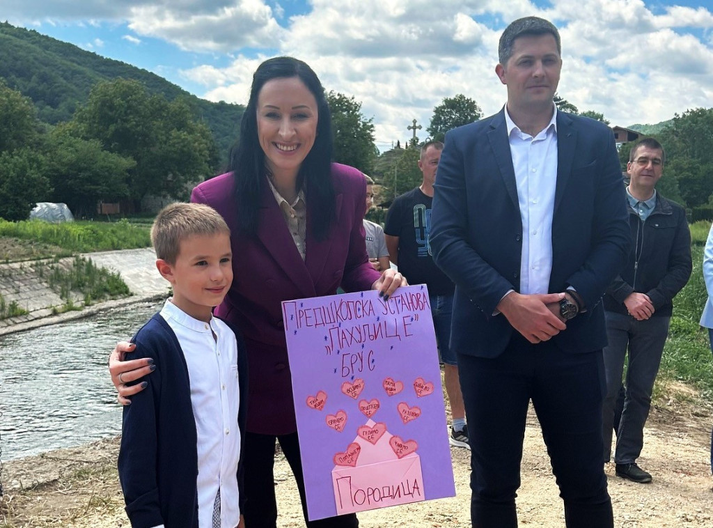 Žarić Kovačević otvorila dečje igralište u Brusu