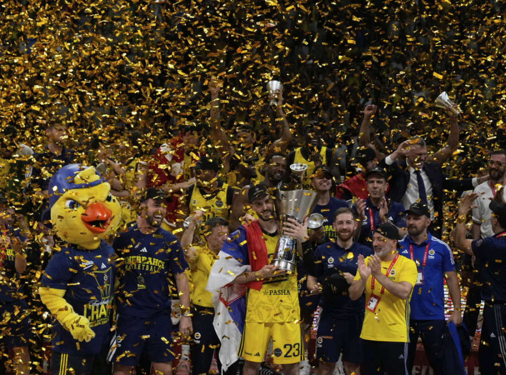 Hiljade navijača Fenerbahčea dočekalo nove prvake Evrope na istanbulskom aerodromu