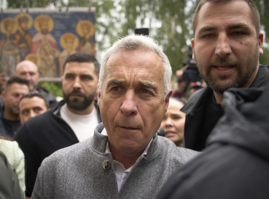 Rumunski krajnji desničar Kalin Đorđesku najavio povlačenje iz politike