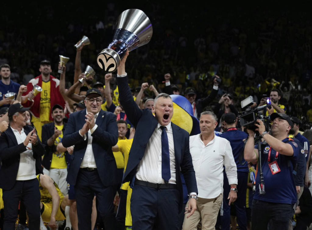 Desetine hiljada navijača Fenerbahčea prisustvovalo paradi povodom osvajanja Evrolige