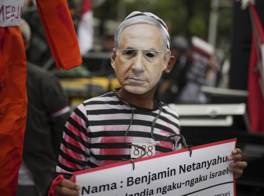 Italijanska umetnica u Rimu oslikala mural na kojem Netanjahu ljubi Hitlera