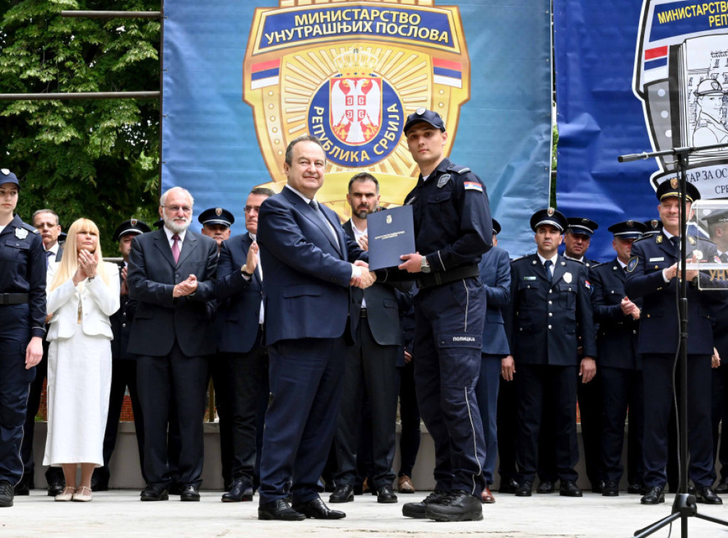 Dačić pozvao mlade da izborom policijskog poziva doprinesu jačanju srpske policije