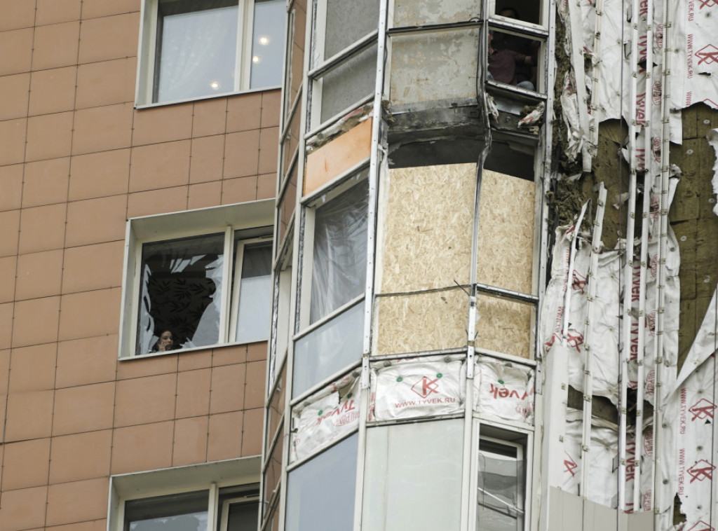 Ostaci bespilotne letelice pali na Prospektu Vernadskog u Moskvi, oboreno 48 dronova