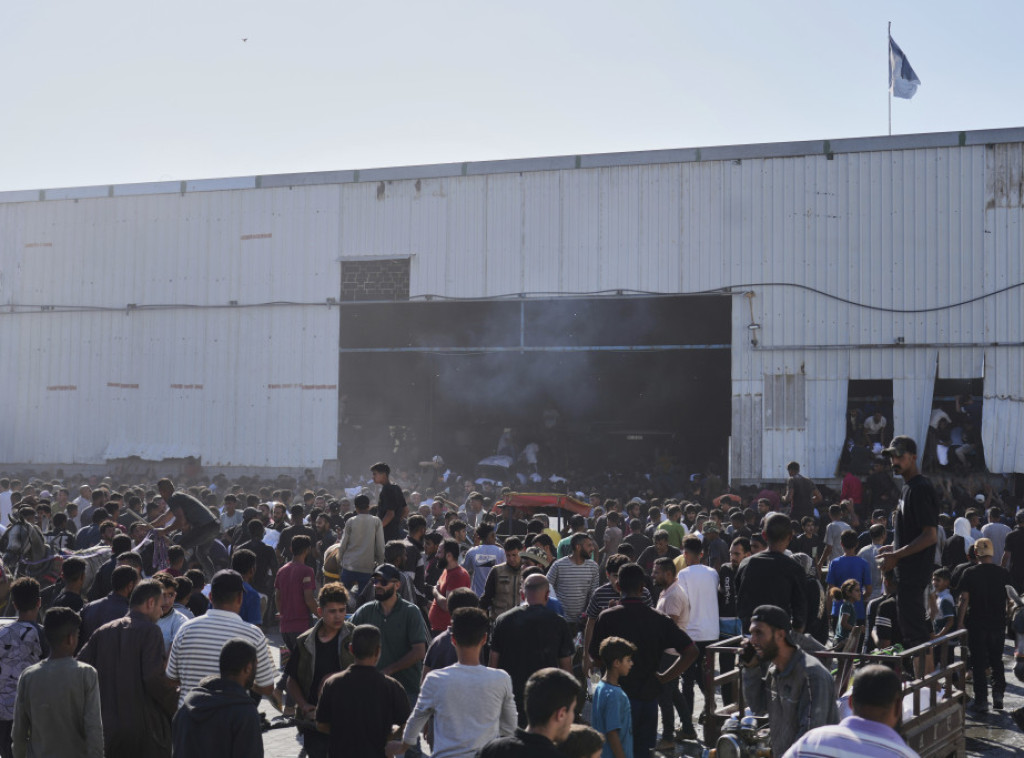 Stotine ljudi u novootvorenom centru za pomoć u centralnoj Gazi