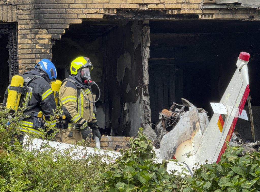 Najmanje dve osobe poginule kada se mali avion srušio na zgradu u Nemačkoj