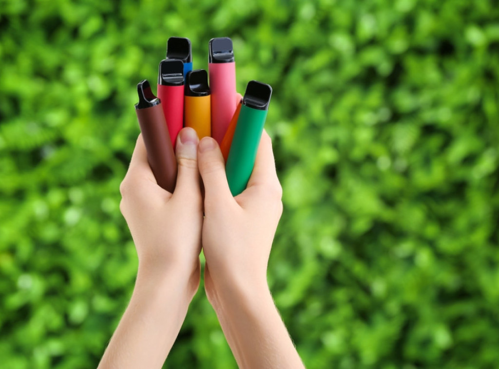 Velika Britanija planira zabranu elektronskih cigareta u automobilima koji prevoze decu