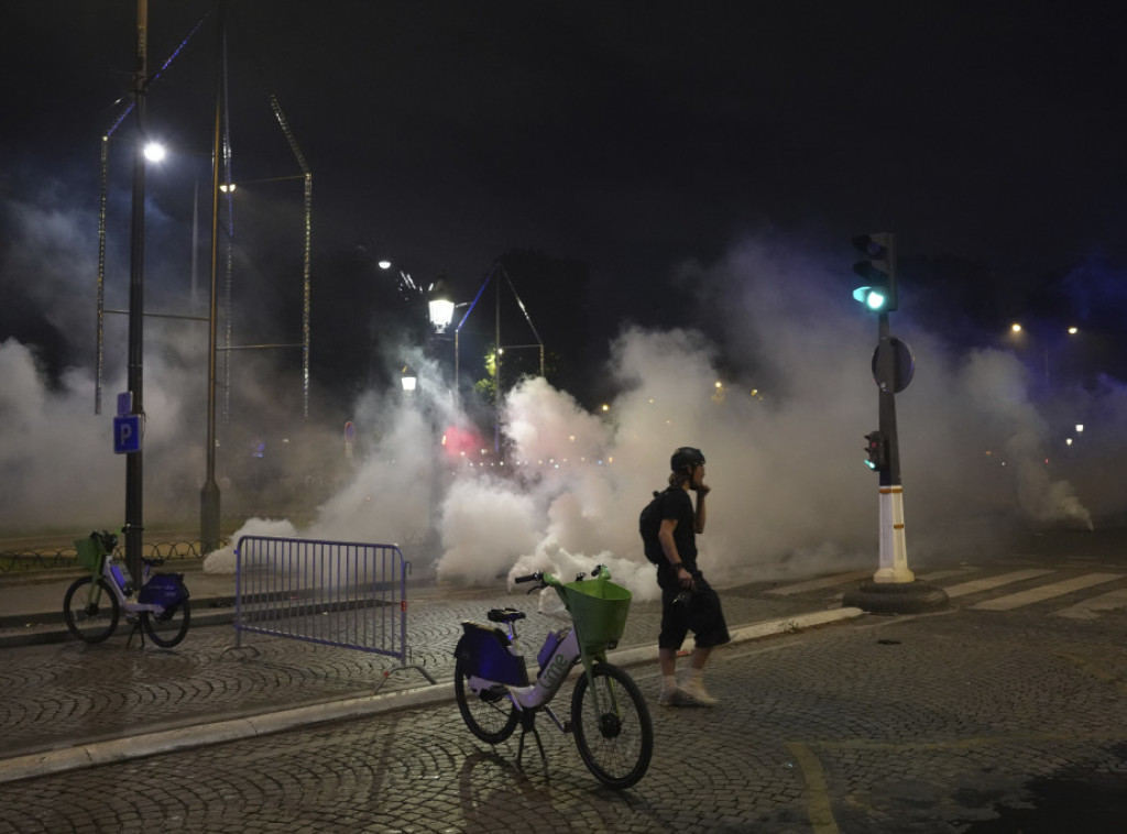 Dva navijača poginula u neredima u Francuskoj, jedan policajac u komi