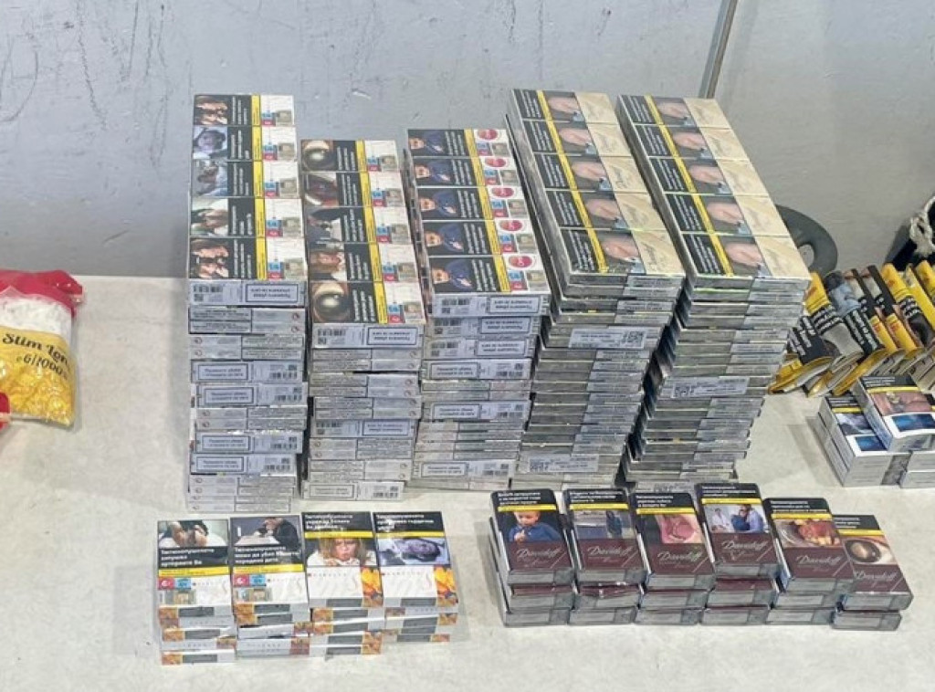 Sprečeno krijumčaranje cigareta i duvana u krovu i sedištima automobila na Horgošu