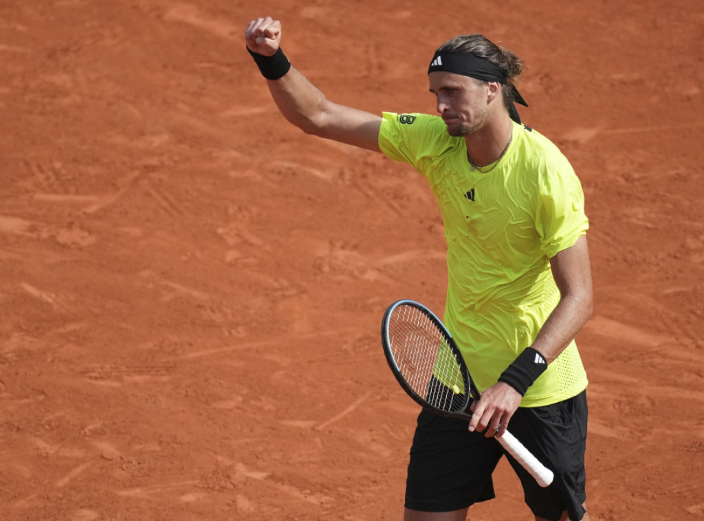 Zverev u četvrtfinalu Rolan Garosa, Pegula eliminisana
