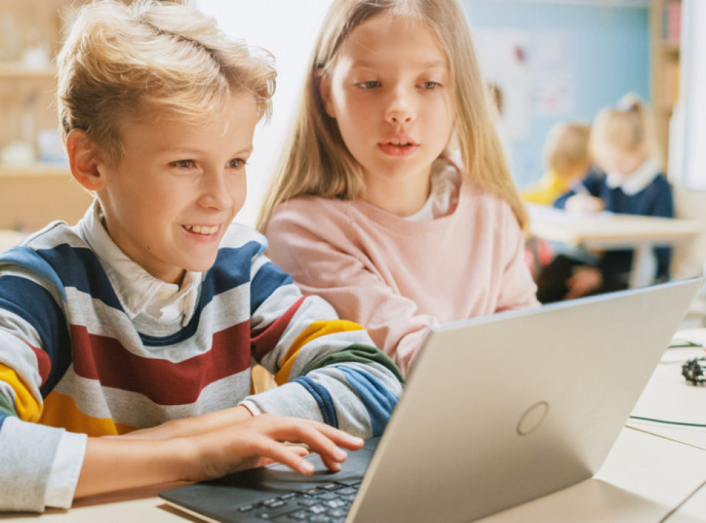 Deca u Srbiji su 7,5 odsto svih pretraga na internetu posvetila četbotovima