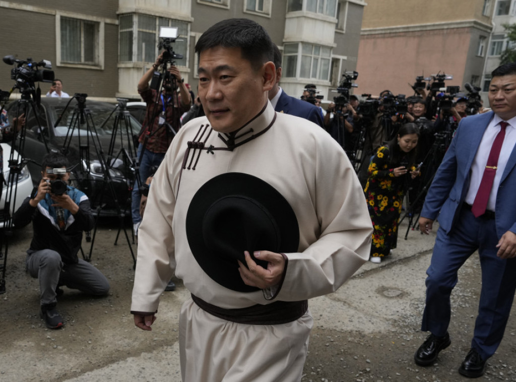 Premijer Mongolije podneo ostavku nakon gubitka podrške parlamenta i uličnih protesta