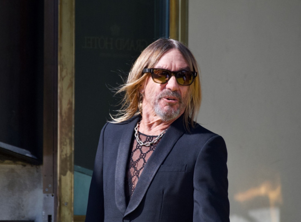 Igi Pop se povukao sa bine u kovčegu tokom koncerta u Londonu