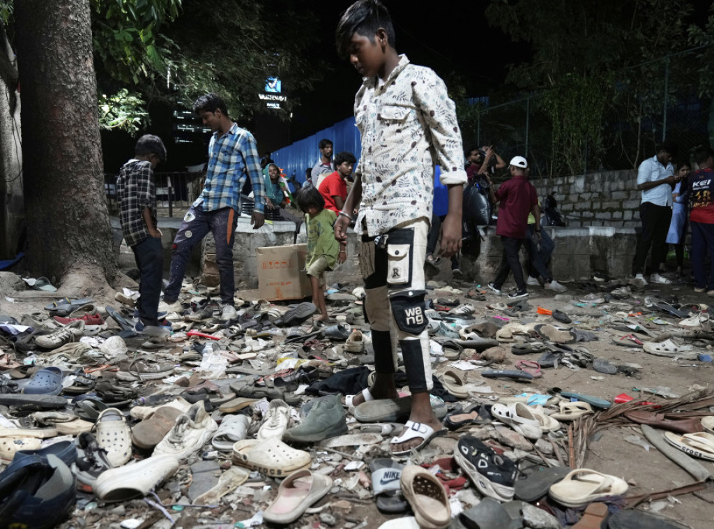 Najmanje 11 ljudi poginulo, 33 povređeno u stampedu kod kriket stadiona u Indiji
