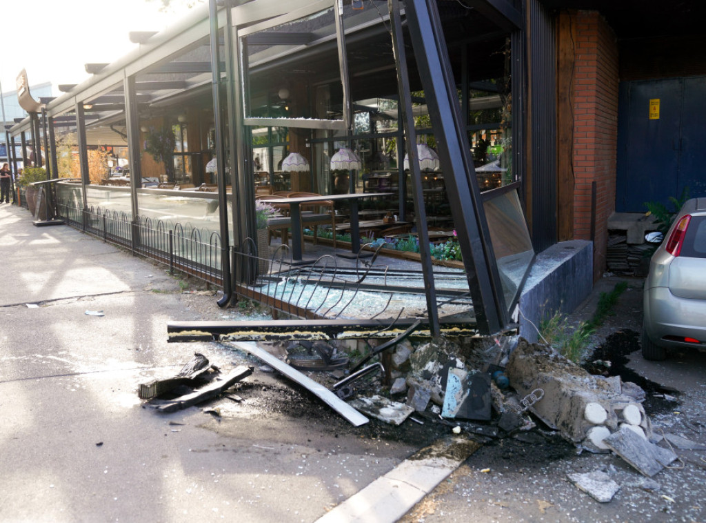 Dve osobe povređene kada je automobil uleteo u kafić kod SC Gale Muškatirović