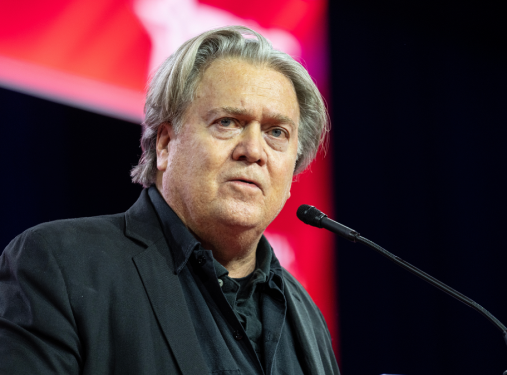 Stiv Benon: Tramp bi trebalo da deportuje Maska i preuzme SpejsEks