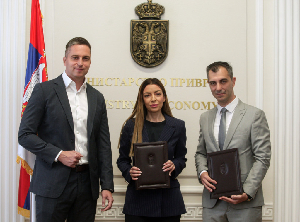 Mesarović potpisala ugovor od 300 miliona za fabriku vode u Idvoru