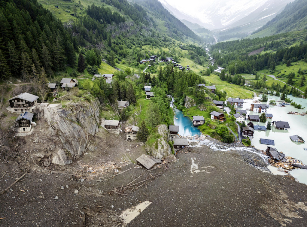 Meštani uništenog sela u Švajcarskoj posetili svoje domove nakon odrona glečera