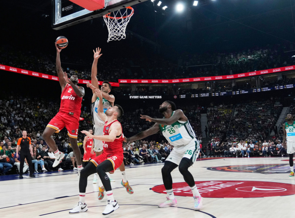 Košarkaši Olimpijakosa kao gosti savladali Panatinaikos i na korak su od titule