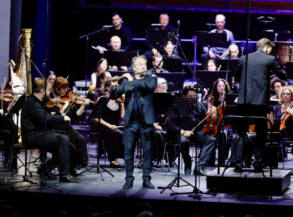 Beogradska filharmonija završila sezonu koncertom sa flautistom Emanuelom Paijem
