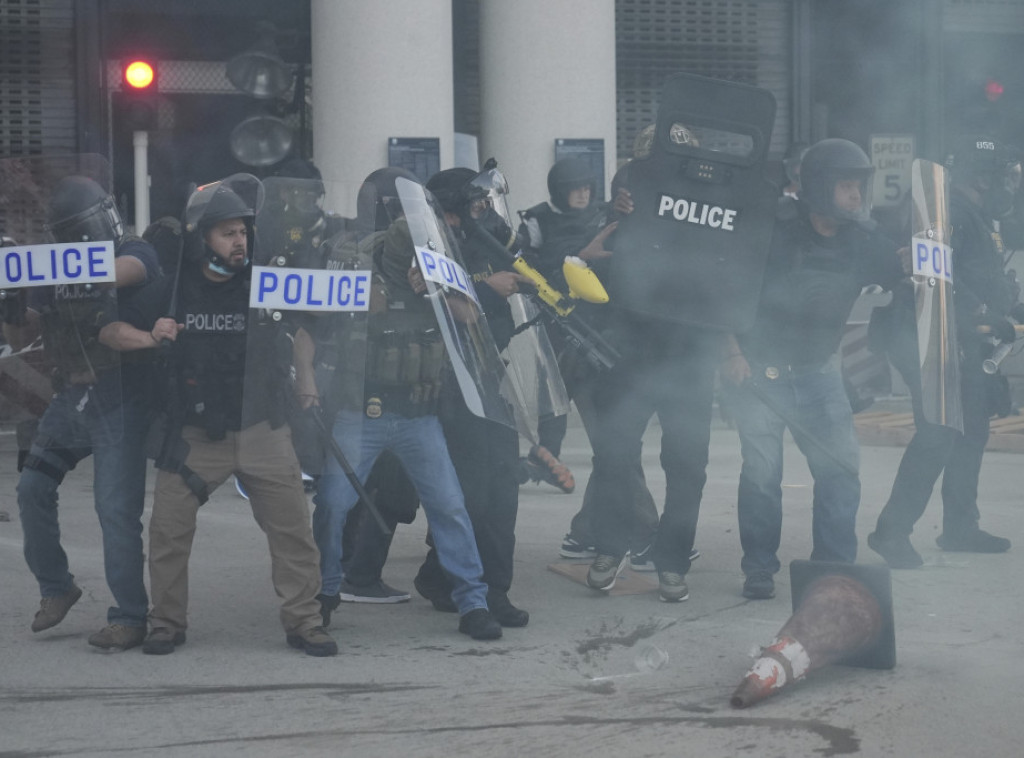 Sukobi policije i demonstranata u Los Anđelesu nakon racija protiv ilegalnih imigranata