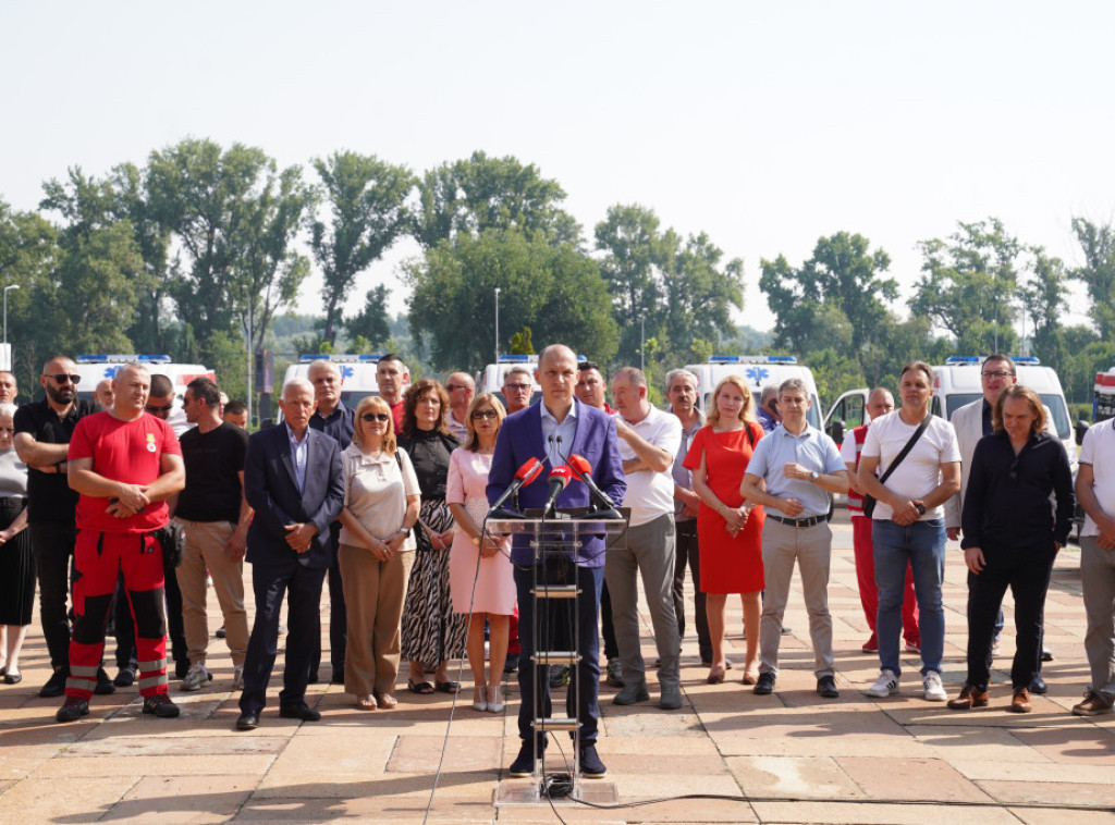 Ministar Lončar uručio nove sanitete rukovodiocima 26 zdravstvenih ustanova