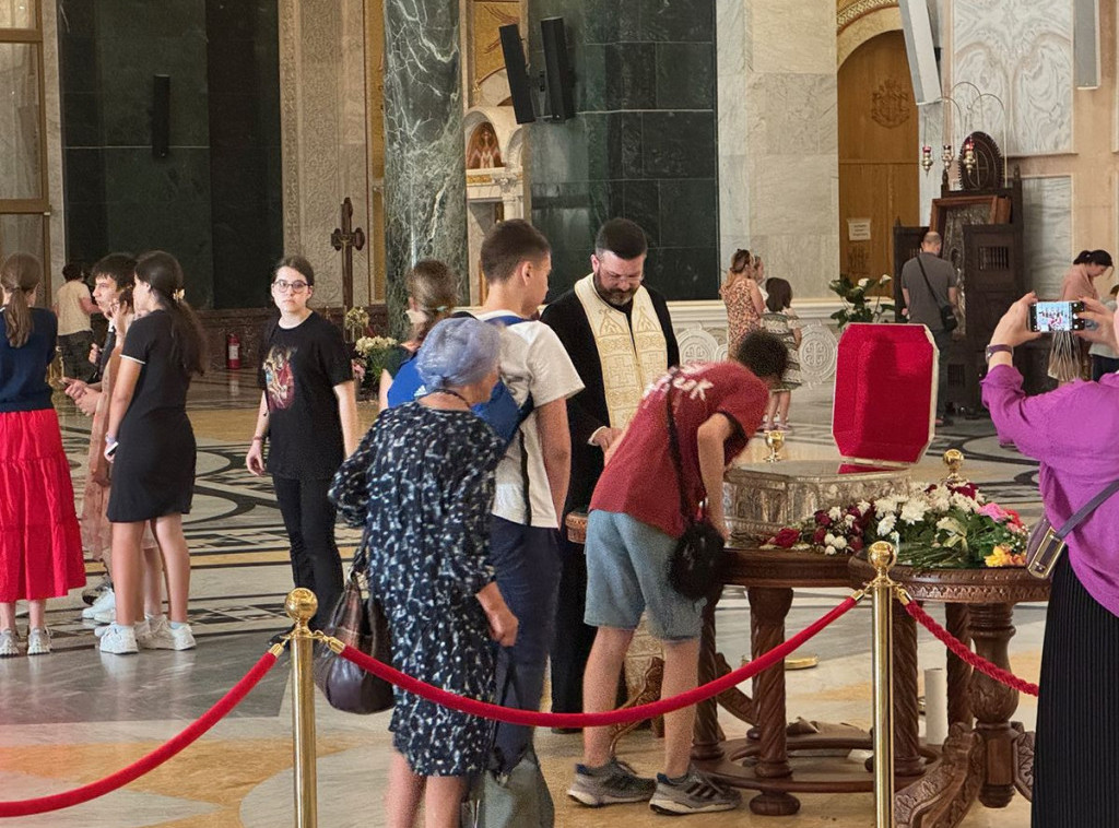 Srpska pravoslavna crkva: Hiljade vernih se poklonilo ruci Svetog Save