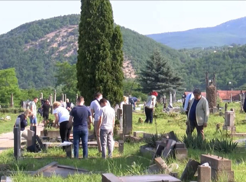 Srbi iz Lipljana i raseljena lica obišli na zadušnice gradsko groblje