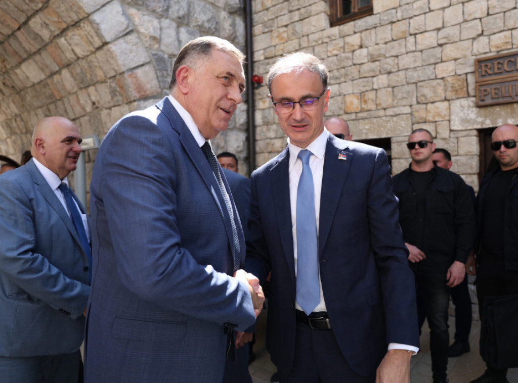 Dodik i Macut odali poštu srpskim žrtvama u Starom Brodu