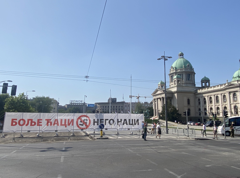 Ispred Pionirskog parka okačen transparent "Bolje Ćaci, nego naci"