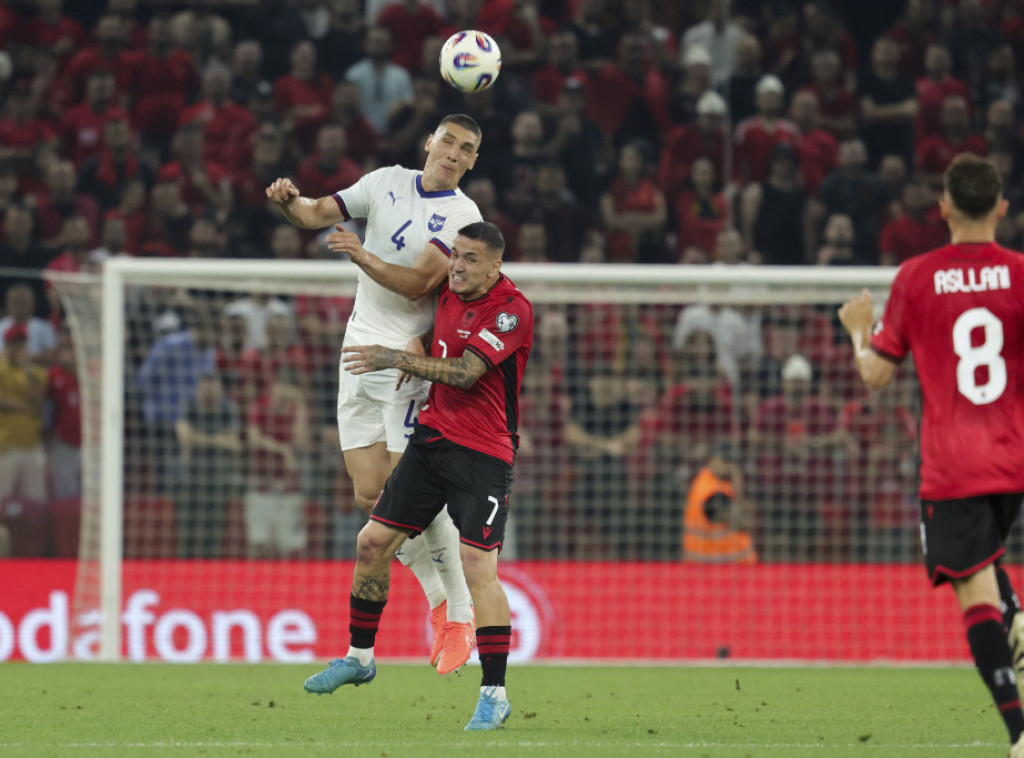 Albanska deca provocirala fudbalere Srbije pokazivanjem dvoglavog orla