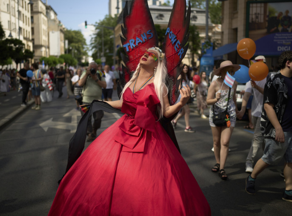 Bukurešt: Oko 30.000 ljudi na Prajdu podržalo građansko partnerstvo LGBT osoba