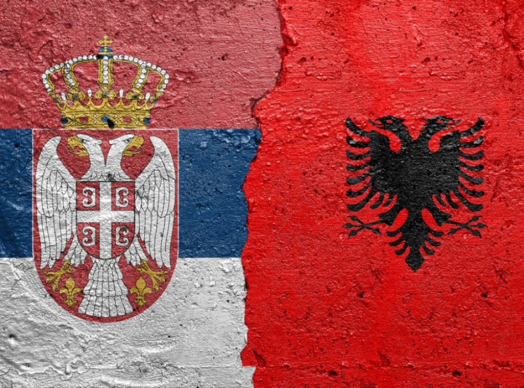 Ambasada Srbije u Tirani osudila cepanje srpske zastave i ekstremističke simbole