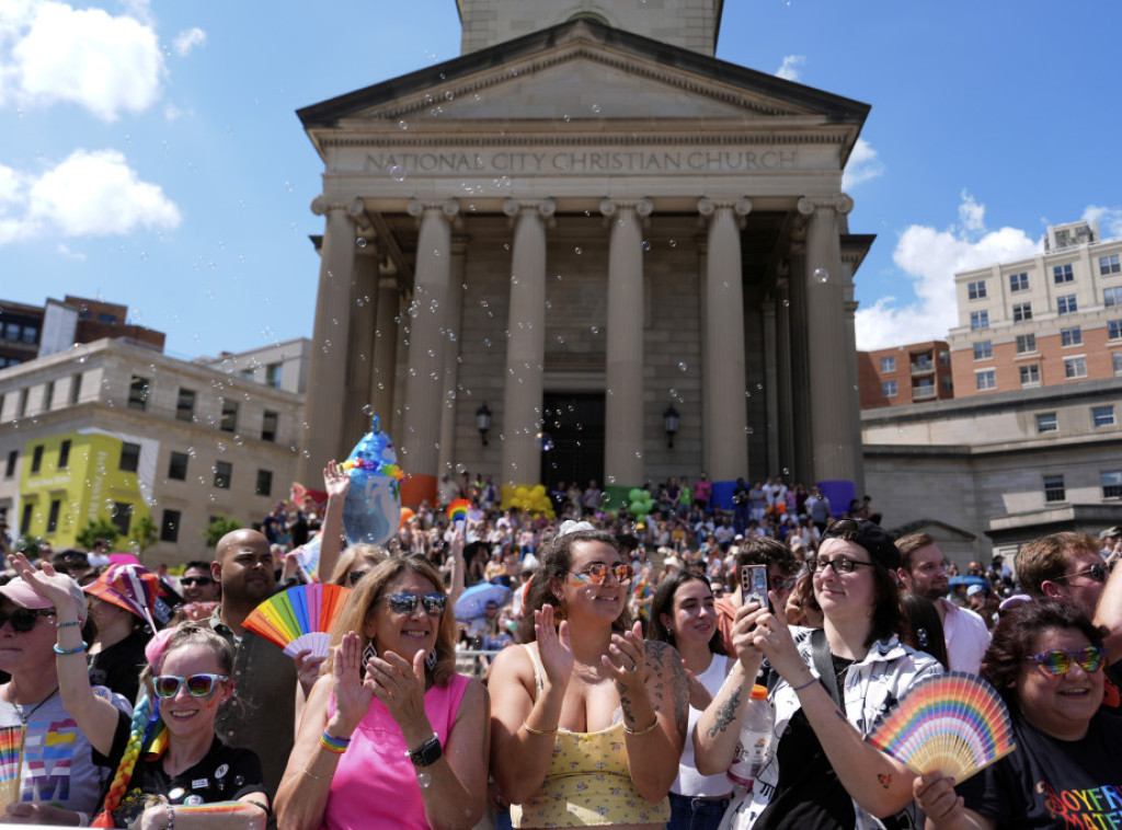 Kolona Parade ponosa u Vašingtonu prošla blizu Bele kuće