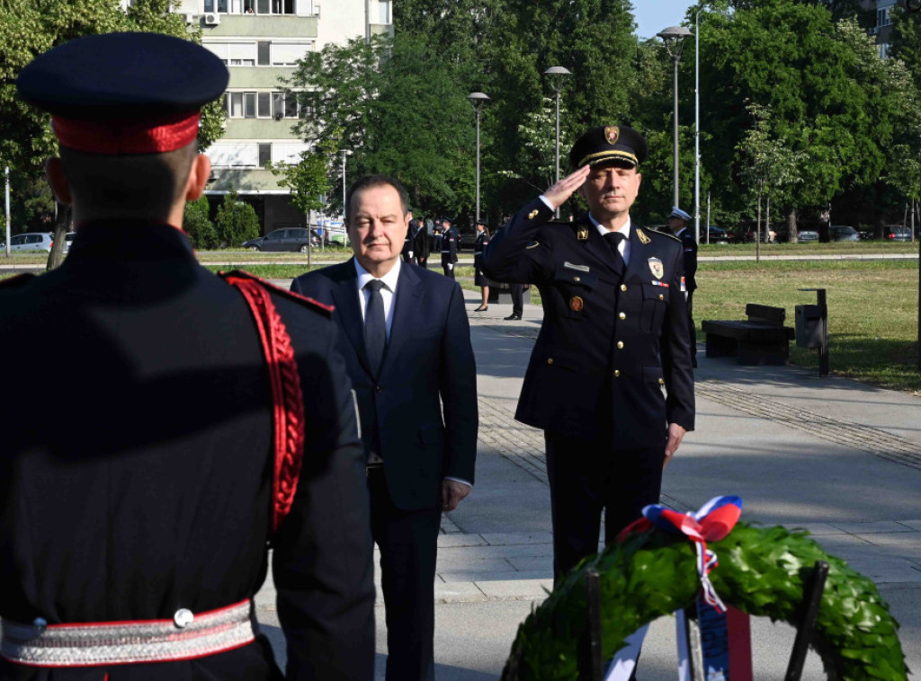 Ministar Dačić položio venac na spomen-obeležje, u znak sećanja na poginule policajce