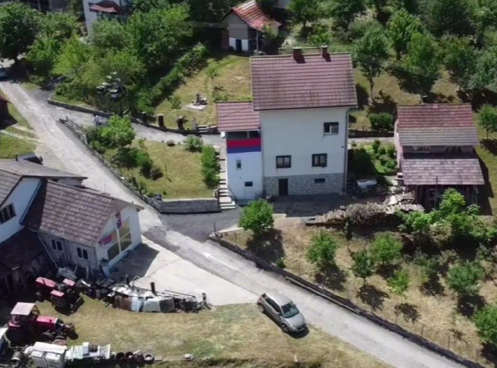 Blokaderi upali na posed Radovana Božovića u Kosjeriću, blokirali i put