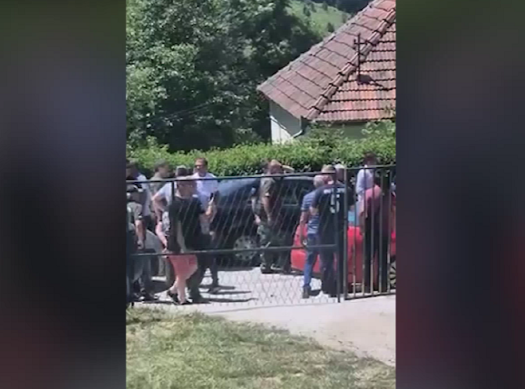 Pristalice opozicije blokrale biračko mesto Makovište u Kosjeriću