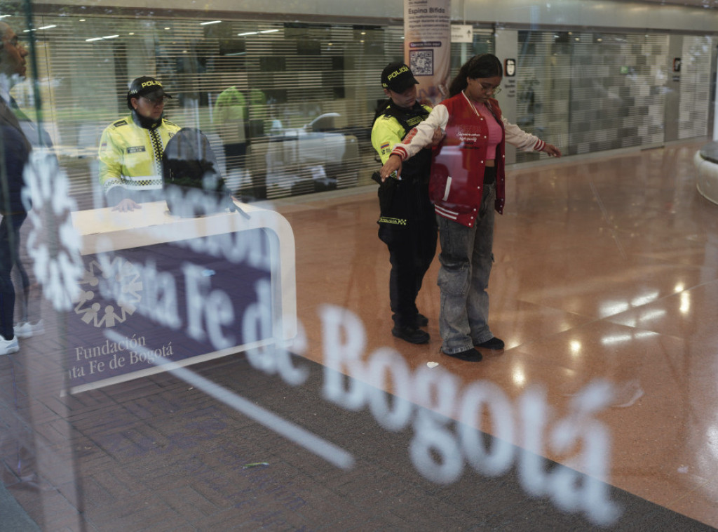 Kolumbija: Ranjeni predsednički kandidat Uribe bori se za život